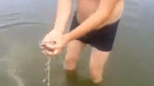 Ловля бычка руками на азовском море! / Азовское море / Рыбалка