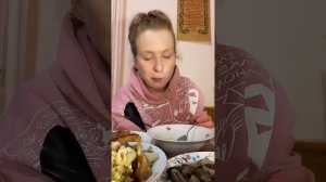 МУКБАНГ: тушеная  картошка, мясо из супа, маринованные грибы и соленые волнушки ?