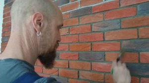 Процесс затирки декоративного кирпича.