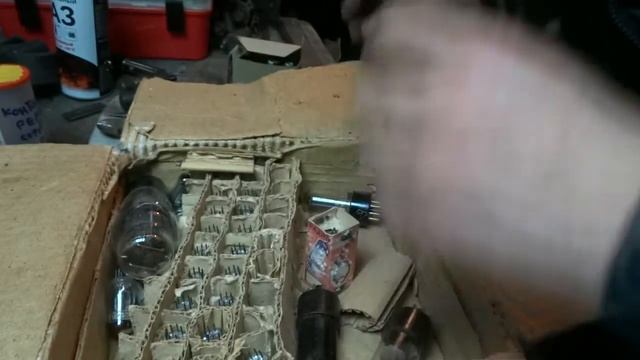 НАШЕЛ ДВЕ КОРОБКИ СОВЕТСКИХ РАДИОЛАМП РАЗБИРАЕМСЯ В ЦЕННОСТИ... смотреть онлайн