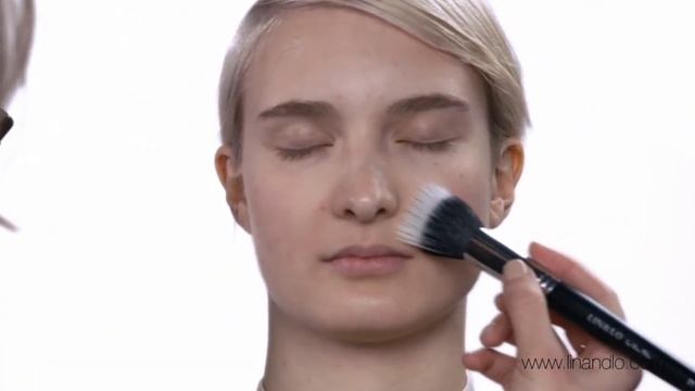 Как наносить: Увлажняющая база под макияж