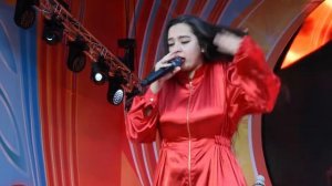 Певица Манижа зажигательно спела песню "Люстра" на Всемирной Фольклориаде-2021 в Уфе