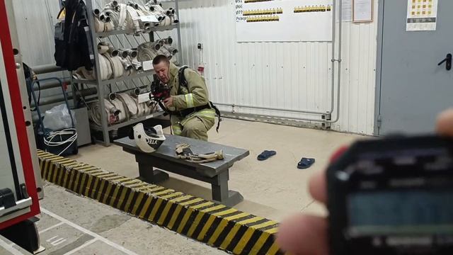 Надевание боевой одежды пожарного с  включением в дыхательный аппарат со сжатым воздухом, в минуту.