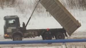 Самосвальчик щебёнку привез