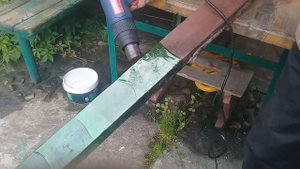 Долговечная защита деревянных кольев на даче с помощью пластиковых бутылок
