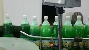 133/Этикетировочный автомат ЭМ-62 наклеивает полипропиленовую этикетку при помощи разогретого клея