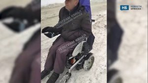 Из-за снега инвалидная коляска застряла на улице Любезного в Брянске