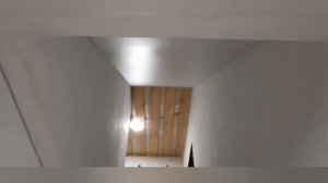 Натяжной потолок на лестничном пролёте через разделитель
