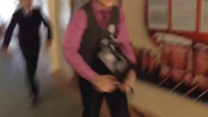 Школьники дерутся ( опасно детям не смотреть)!