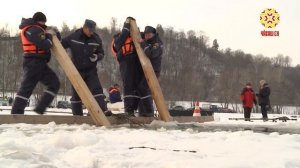 Из-подо льда на Волге спасатели извлекли автомобиль