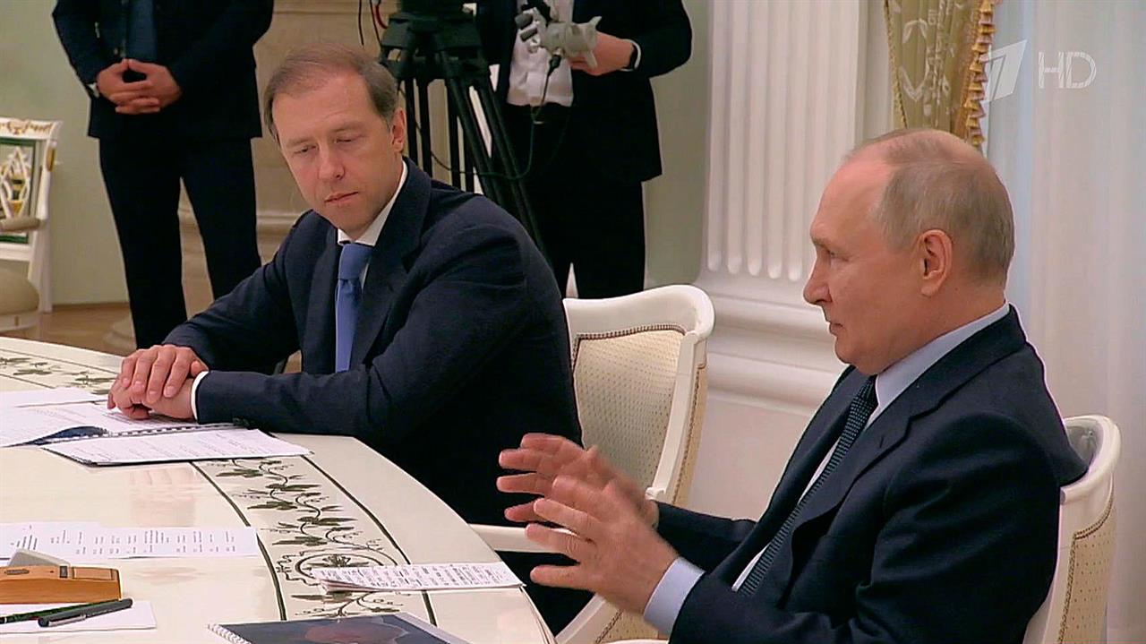 Владимир Путин провел встречу с главой Минпромторга и руководителями предприятий