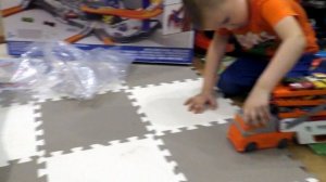 Открываем подарок Хот Вилс Невообразимая Башня с гориллой.Обзор HotWheels Super Ultimate GARAGE.