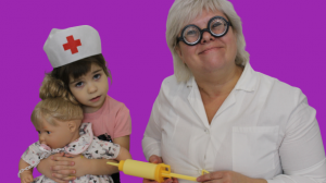 Нинелька и мама играют в доктора. Веселое видео для детей..mp4
