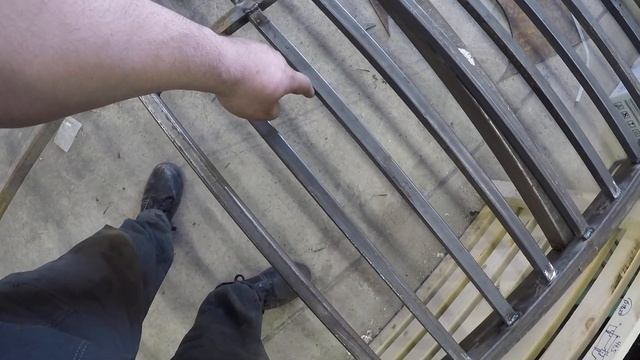 Сварной забор с коваными элементами. Пример гармоничной конструкции. смотреть онлайн