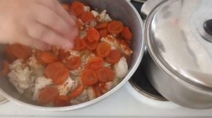 Плов. Очень вкусный. С курагой и изюмом.