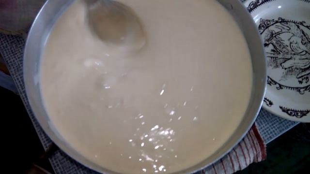 Тесто для блинов, перемешиваю яйца с тестом. смотреть онлайн