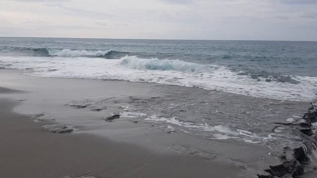 Море бушует в Турции. Волны море. Алания Махмутлар 2023г.