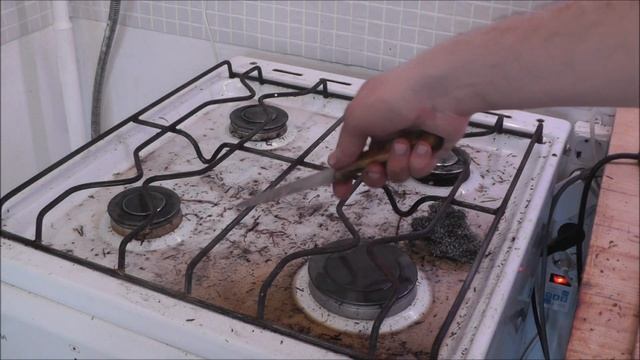 Как очистить решётку газовой плиты от жира с помощью моющего средства за 100 рублей ?