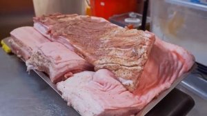 Вкусно! Огромные жареные свиные шкуры, приготовление хрустящей жареной свиной грудинки