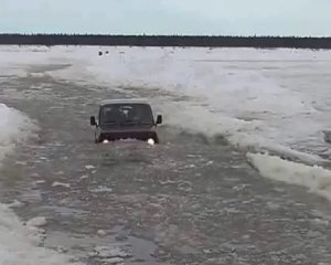 Бездорожье. По зимнику.