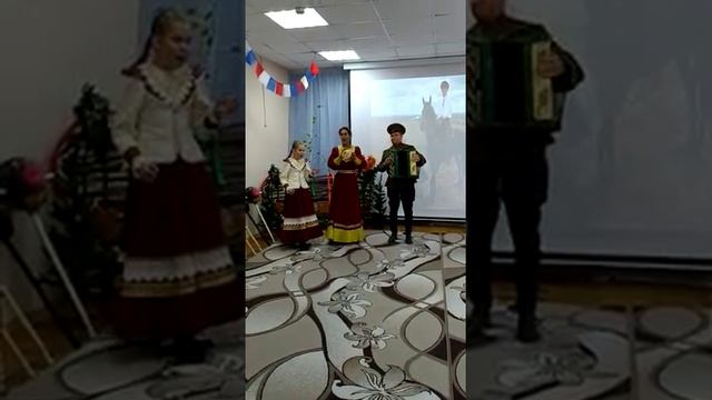 Студия народной песни «Покров» поёт казачьи песни в День выборов смотреть онлайн