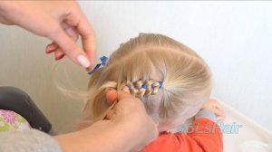 #косаслентой как плести косу с лентой #детскаяприческа на тонкие короткие волосы. Прическа в садик