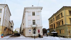 Яблоко укатилось далеко