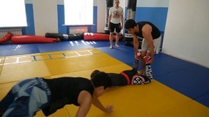 как стать сильнее разминаясь? разминка бойца мма. комплекс упражнений с партнёром. сила+выносливост