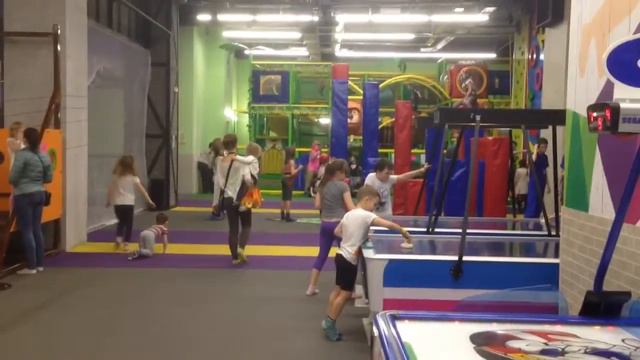 Батутный парк в ТЦ "Нора" смотреть онлайн