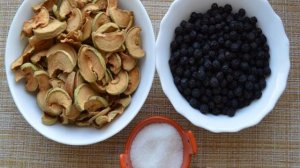Компот из сушеных яблок и черноплодной рябины