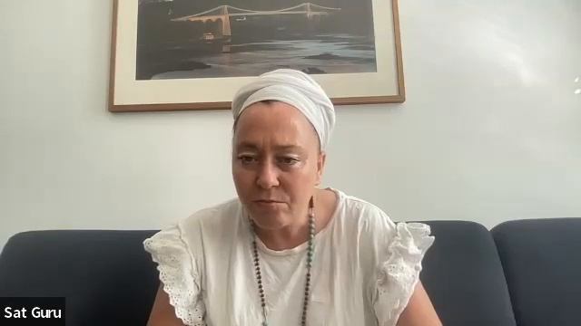 ДАРЫ КУНДАЛИНИ ЙОГИ ДЛЯ УЧИТЕЛЕЙ - Сат Гуру Кхалса, прямая ученица Йоги Бхаджана, отрывок из класса смотреть онлайн