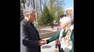 Бабка и Володин. Пенсионерка сказала всё что думает о чиновниках и пообещала огреть палкой Володина