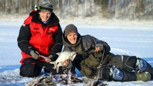 ВПЕРВЫЕ!!! БЛИЗНЕЦ РЫБАЧИТ ЗИМОЙ! Бросил дом в деревне! Первая рыбалка брата