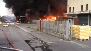 FIDENZA MEGA INCENDIO CAPANNONE ARRIVO KILOLITRICA VVF PARMA IN PNEUMATICA