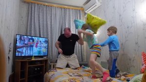 Кидались подушками. Детский канал 8 окт 2016