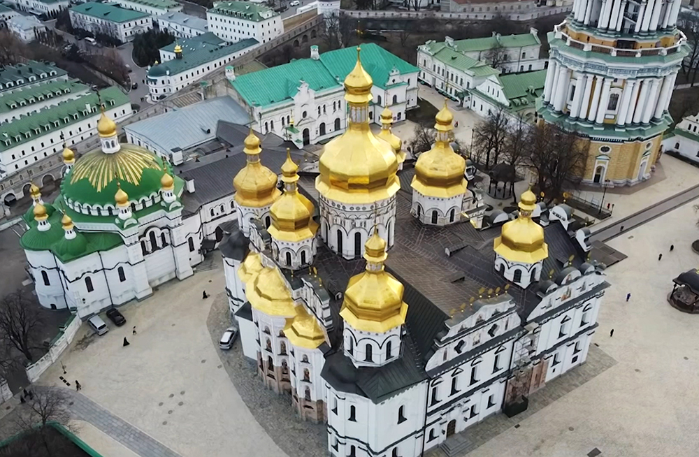 Радикалы третий день пытаются прорваться в храм Александра Невского / События на ТВЦ