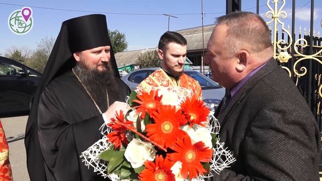 Епископ Павел возглавил Божественную литургию в Петропавловском храме смотреть онлайн