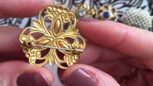 5. Распаковка винтажной бижутерии: советские броши