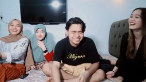 JAWAB PERTANYAAN KONYOL BARENG 4 ISTRI DIATAS KASUR GOKIL!! #PART1