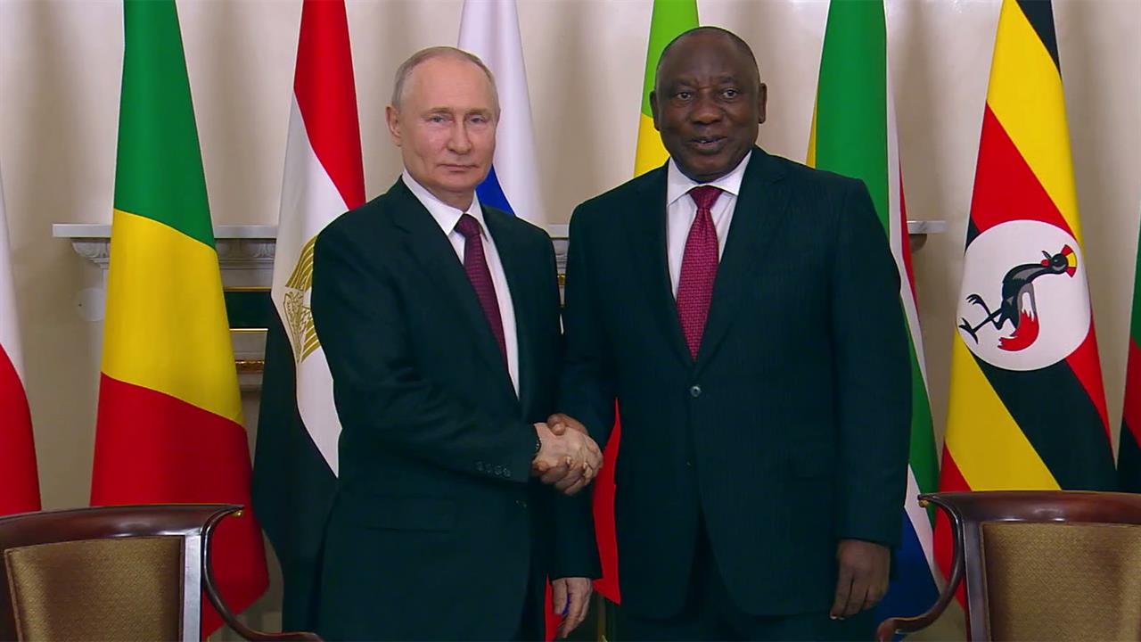 Владимир Путин обсудил с президентом ЮАР Сирилом Рамафозой пути выхода из украинского кризиса
