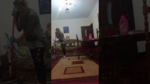 Пробую новую щетку для пола для удаления волосков, Trying a new floor brush to remove hairs