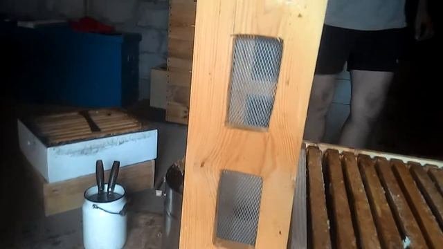 Откачка мёда радиальной медогонкой фирмы Мелиса 93.