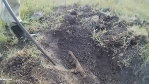 Достаём домкратом рельсу из земли.