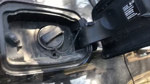 Как снять лючок бензобака БМВ F10