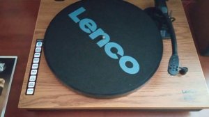 Виниловый проигрыватель Lenco LS-300 обзор и тест / Lenco record player LS-300 review
