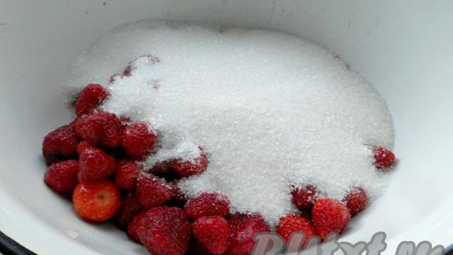 Рецепт клубничного варенья с целыми ягодами