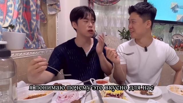 Мой корейский друг первый раз пробует еду из СНГ/Почему Кореец любит морковь по корейский ?