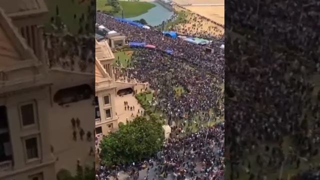 Падение режима на Шри-Ланке после взятия протестующими президентского дворца.