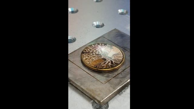 3D лазерная гравировка объемного дерева на монете