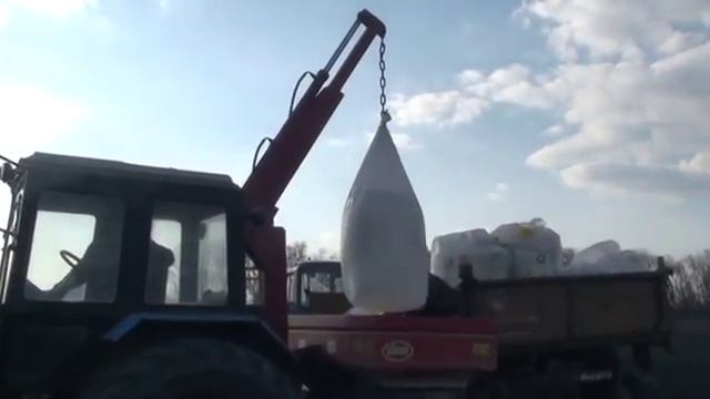Вод так мы и работаем. разбрасываем удобрения, весенняя подкормка с биг-бэгов